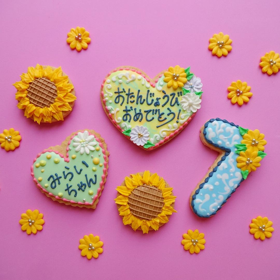 先日UPした アナとエルサのキャラチョコに合わせるクッキーです️  バージョンなので  雪の結晶じゃなくて 
 でーす！