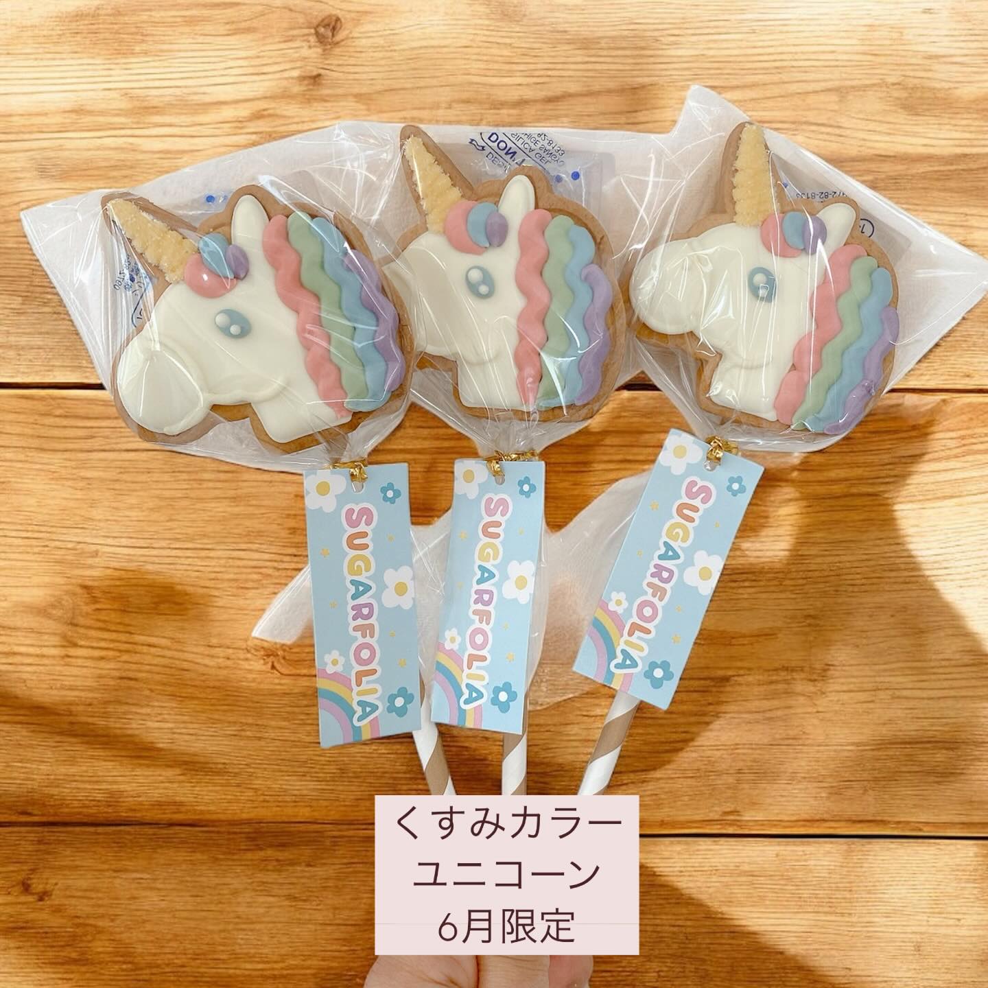GUNMA CRAFT MARKET × TAKASAKI ANTIQUE FES
（群馬クラフトマーケット高崎アンティークフェス）
2025年6月14日（土）15日（日）
11:00~18:00
※入場待機は10:00より開始
（10:00 前の来場はお控えください）
会場 Gメッセ群馬
（1F 展示ホール全面ABC・野外展示場）
群馬県高崎市岩押町 12-24
JR高崎駅から徒歩 15分程
駐車場
1,900台（24H500円）
入場料
1日券前売券 800円 当日券1,000円
学割（中学生・高校生対象）1日券500円
アフター16:00割500円 中高生無料
*  小学生以下入場無料
*  日券の販売は10:00開始（両日）
*  前売券はイープラスにて販売中
（ホームページ内リンクより購入可能）

gunma.craft.market 【群馬にクリエイターの祭典を！】
GUNMA CRAFT MARKET × TAKASAKI ANTIQUE FES
北関東最大の屋内型マーケット
いよいよ開催まであと2ヶ月！！
1日500ブース以上のクリエイターや古物商が全国各地から集
結してくれます♪
アンティークやクラフト作品、アートやアクセサリーなどなど欲しいものが必ず見つかりますよ！
ワークショップエリアでは実際に体験出来るブースが20以
上！
大人向けのものから家族で楽しめるものまであるので是非体験してくださいね／
おやつ、フードエリアではパンやお菓子などの美味しいものが
45ブースも並びます◎
とにかくたくさんのお店がありますので、疲れたら休憩スペー
スやイートインスペースで休みましょう
野外には20台のキッチンカーが並ぶキッチンカーエリアも。
ごはんからデザートまで選りすぐりのキッチンカーを集めまし
会場の入口などではバイオリンやスチールパンの演奏がイベントを盛り上げてくれます★♪♪
イートインスペースにあるステージでは群馬のアーティスト達がアコースティックライヴをしてくれるので音楽も是非楽しんでくださいね♪
群馬でこれだけたくさんの方々に参加いただくイベントは今回が初めて！