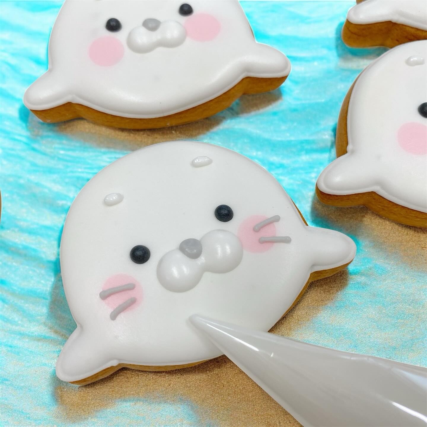 ️ちょこんと見つめるおめめにきゅん🫶
まんまるフォルムが愛おしい…
《アザラシのアイシングクッキー》ができました🦭

ふわっと甘いアイシングに、
ぷっくり立体的なお口とピンクのほっぺがポイント
ひとつひとつ、丁寧に手しぼりで仕上げています💭

プレゼントにも、自分へのごほうびにも♡
ほっこり癒されるおやつ時間をお届けします𓂃𓈒𓏸