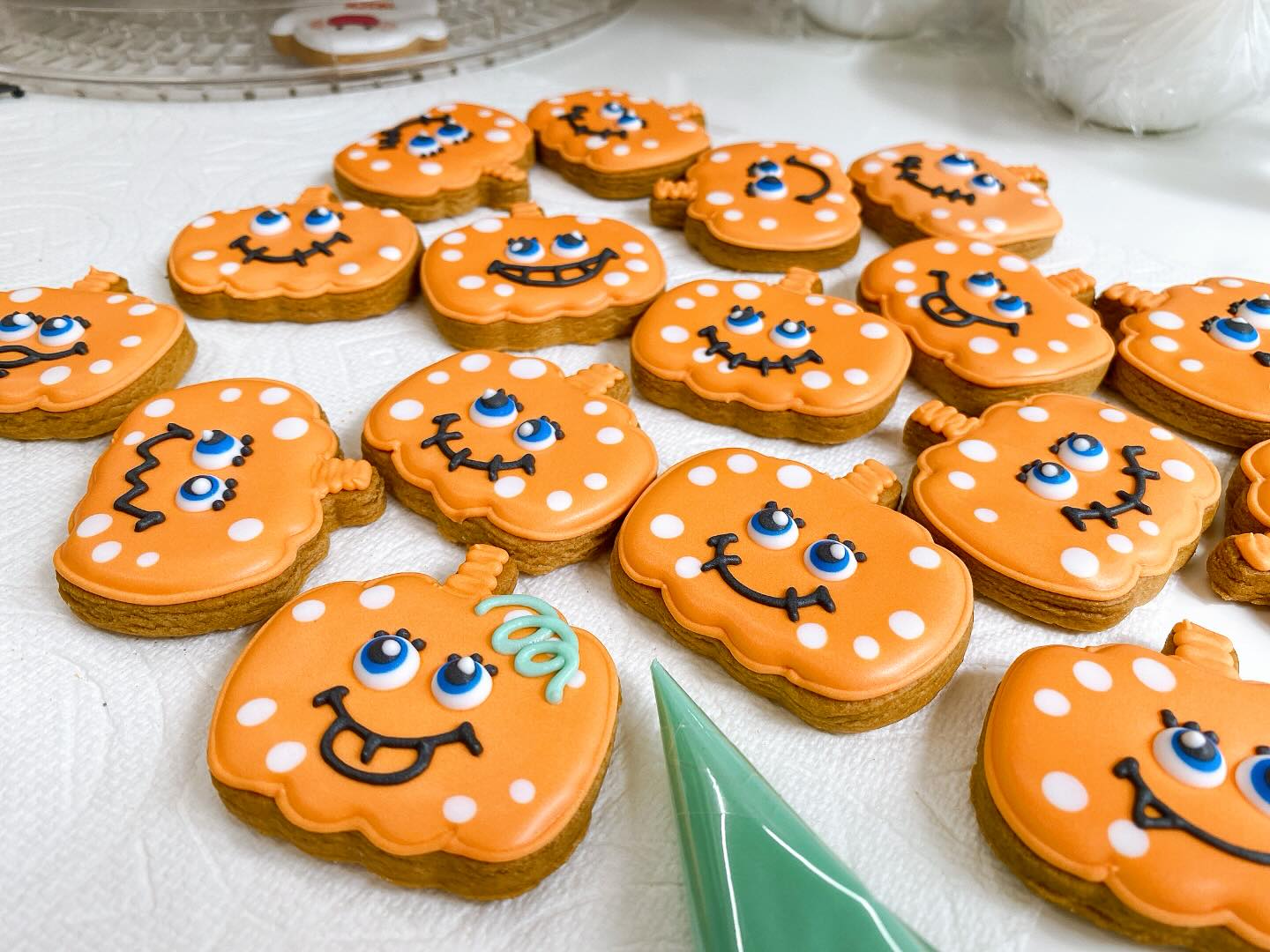 SUGARFOLIAからのお知らせ
現在、SUGARFOLIAは 一般オーダーを一時停止中 です。
新店舗への移転準備のため、ただいま作業を進めております。
これまで営業していた店舗は、今後は工場として稼働いたします。
移転先住所
栃木県足利市朝倉町2丁目3-1 パークハイムC
新店舗での営業再開は年明け以降を予定しておりますが、
詳細な日程については決まり次第、InstagramやLINEにて改めてお知らせいたします。
しばらくの間ご不便をおかけいたしますが、
新しいSUGARFOLIAをどうぞ楽しみにお待ちいただけますと幸いです