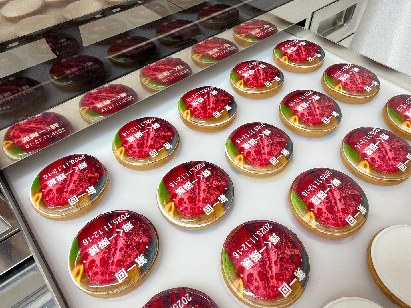 【ノベルティ製作実績】
本田恵大カメラマン
@honda_keita_photography 
初の個展「輝く一瞬展」

個展オリジナルクッキーを
製作させていただきました。

先日、フードプリンターのメンテナンスをして
クリーニングバッチリ絶好調のプリンターと
プロの写真を使用しているのもあり
まるで宝石のような色合いの美しい
プリントクッキーになりました。

@mastermind0918 

SUGARFOLIAでは、イベント・展示会・企業向けなど
“記憶に残るノベルティ”をオーダーメイドでお作りしています。