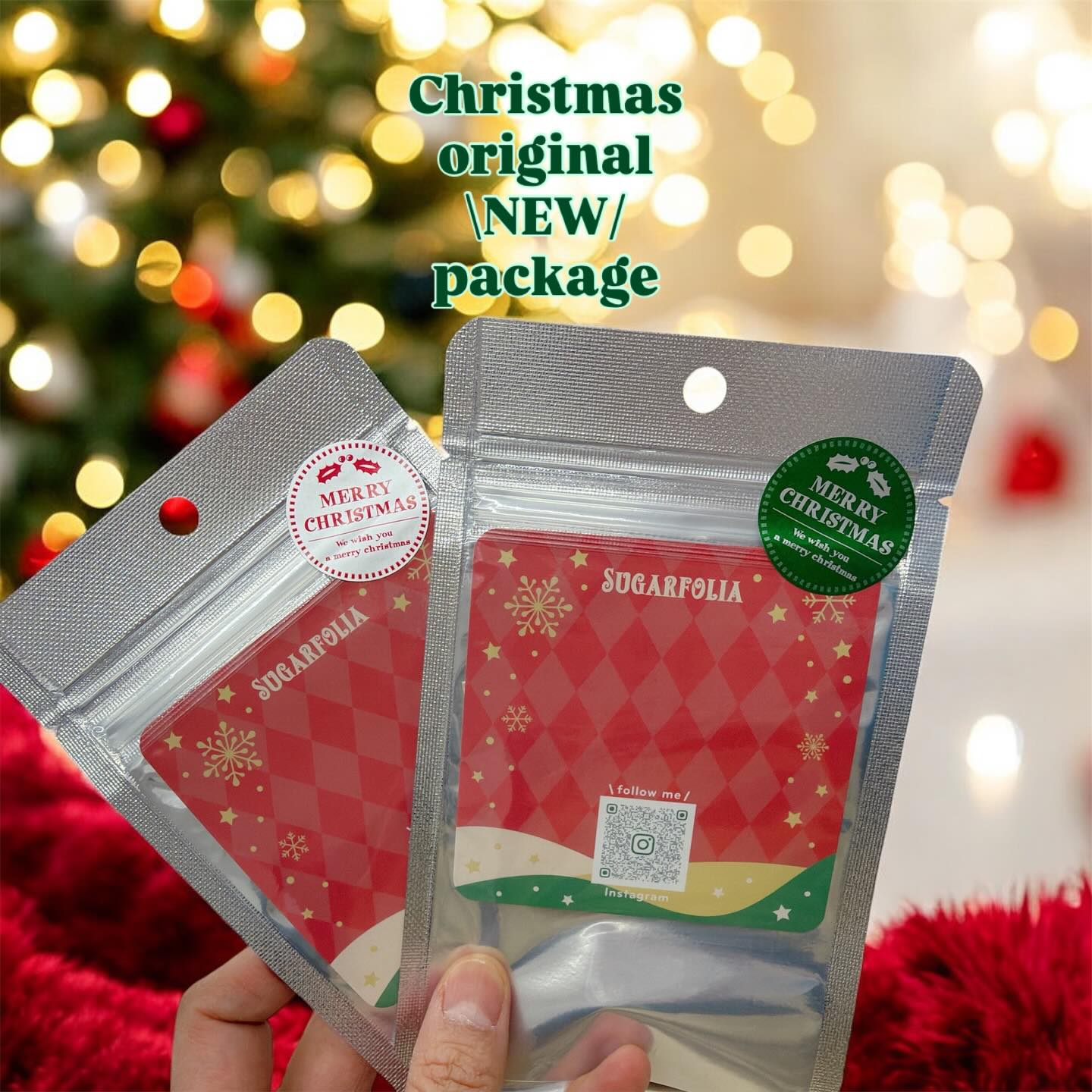 SUGARFOLIA 新パッケージ

今年のクリスマスに向けて、
専用デザインのオリジナル台紙を作りました

シルバーのヘッダー袋と組み合わせることで、
さらにホリデームードたっぷりの特別なパッケージに…

ツリーに飾っても可愛いし、
そのままプレゼントとして渡しても
とっても華やかですよ

クリスマスシーズンのギフトに、
ぜひSUGARFOLIAの新パッケージを
お楽しみください

デザインは @komaki_design_2 
コマキさんいつもありがとうございます