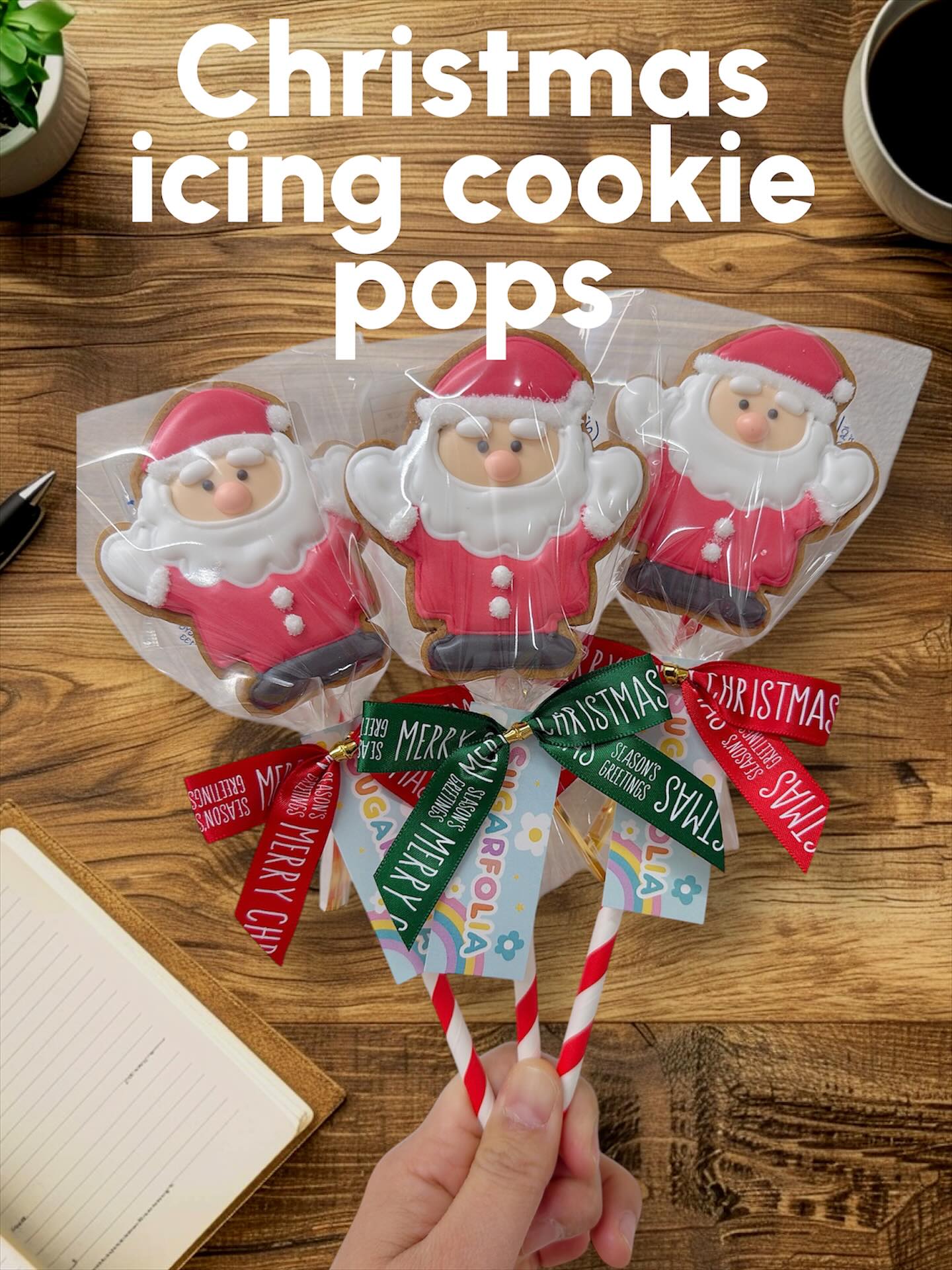 サンタさん　スティック付きクッキー️
 Christmas Icing Cookie Pops 登場！ 

手に持つだけでクリスマス気分が高まる、
サンタさんのアイシングクッキーポップが完成しました

ぽってり可愛いサンタさんに
クリスマスカラーのリボンが映えて、
ギフトにもパーティーにもぴったりのアイテムです