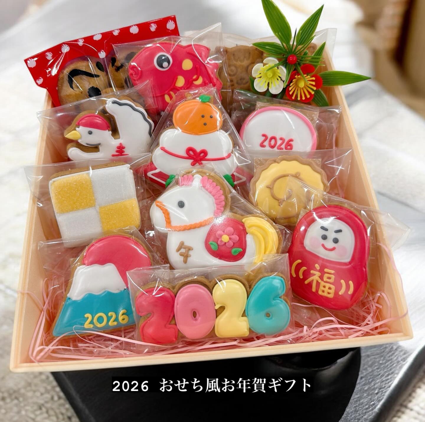 2026 午年
おせち風 お年賀ギフトのご紹介

新しい一年のはじまりに、
縁起物をぎゅっと詰め込んだ
SUGARFOLIAのお年賀クッキーギフト。

午年モチーフや
「2026」ナンバークッキー、
だるま・富士山など
お正月らしさ満点のラインナップです

ご家族へのご挨拶に、
大切な方へのお年賀に。

︎ 足利朝倉店
︎ 通販サイト《BASE》にて販売中

笑顔あふれる一年になりますように
