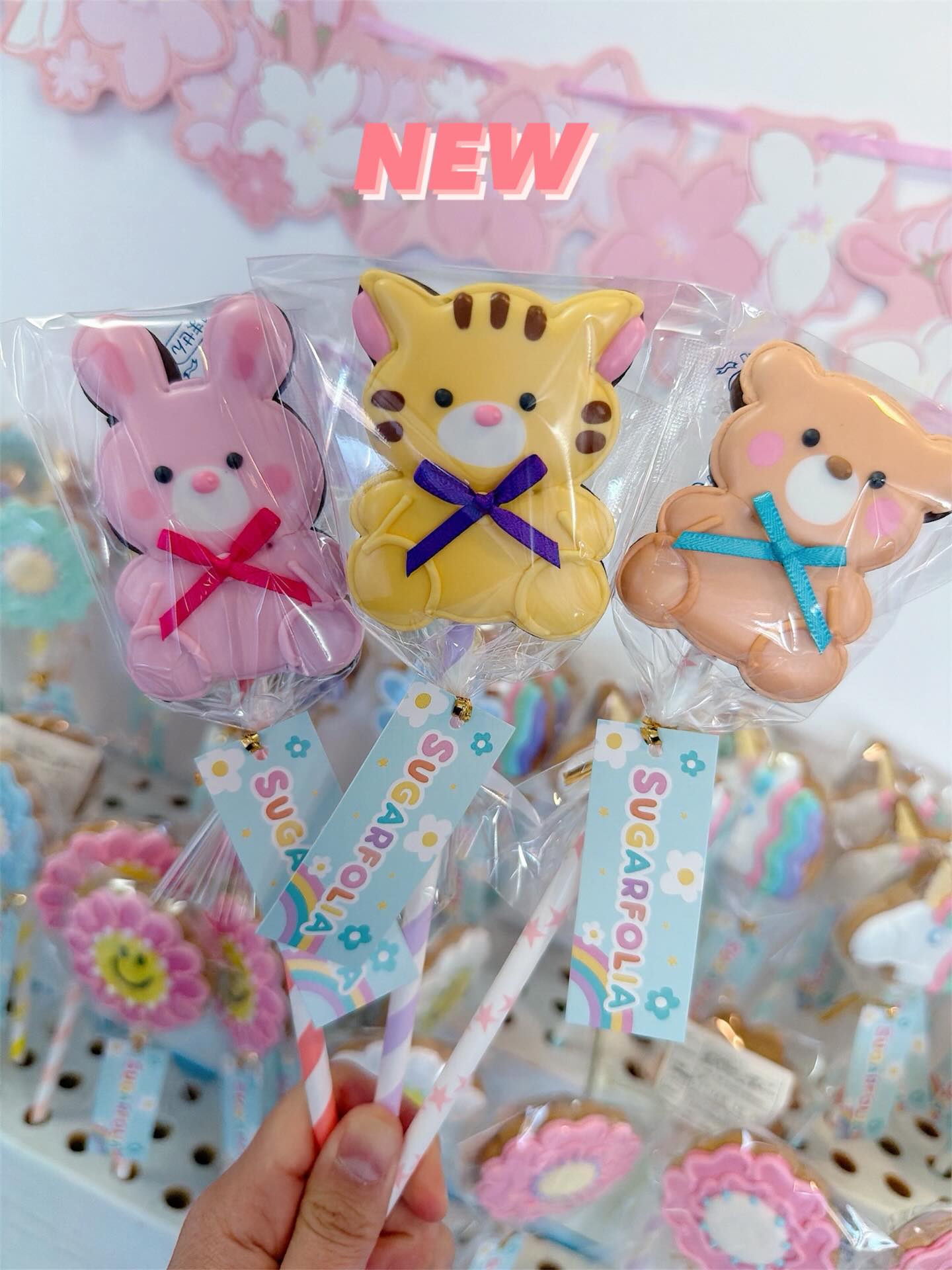 かわいいアニマルスティックアイシングクッキー
新発売です♪
現在店頭販売中

アイシングクッキー専門店
SUGARFOLIA（シュガーフォリア）

 〒326-0823
栃木県足利市朝倉町2丁目3-1
パークハイムC

 営業時間
平日　10:00〜17:00
土曜　10:00〜12:00

 日曜・祝日 定休
※催事・季節営業は別途ご案内いたします

 ご予約・オーダーは公式LINEより承っております