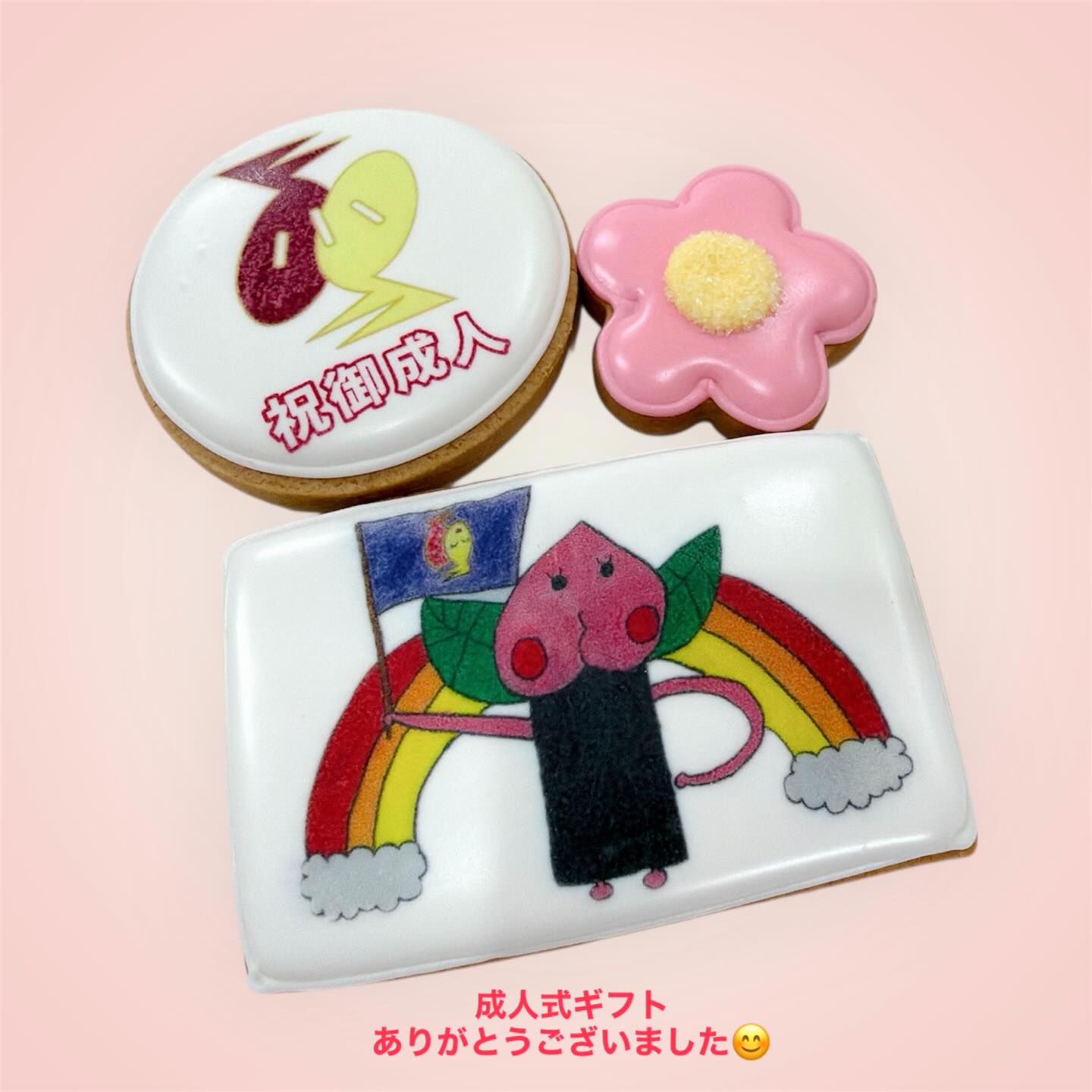 成人式ギフトのご紹介

成人式のお祝いギフトとして、
オーダーアイシングクッキーをお作りしました

小学校時代のクラスマークだったという
大切なイラストを、
プリントクッキーで再現しています️

成長の節目に、
思い出と一緒に贈る特別なギフト。
世界にひとつだけのオーダーです

SUGARFOLIAでは
イラスト持ち込み・思い出モチーフの
オーダーも承っております。

気になる方は、
ぜひ公式LINEよりお気軽にご相談ください