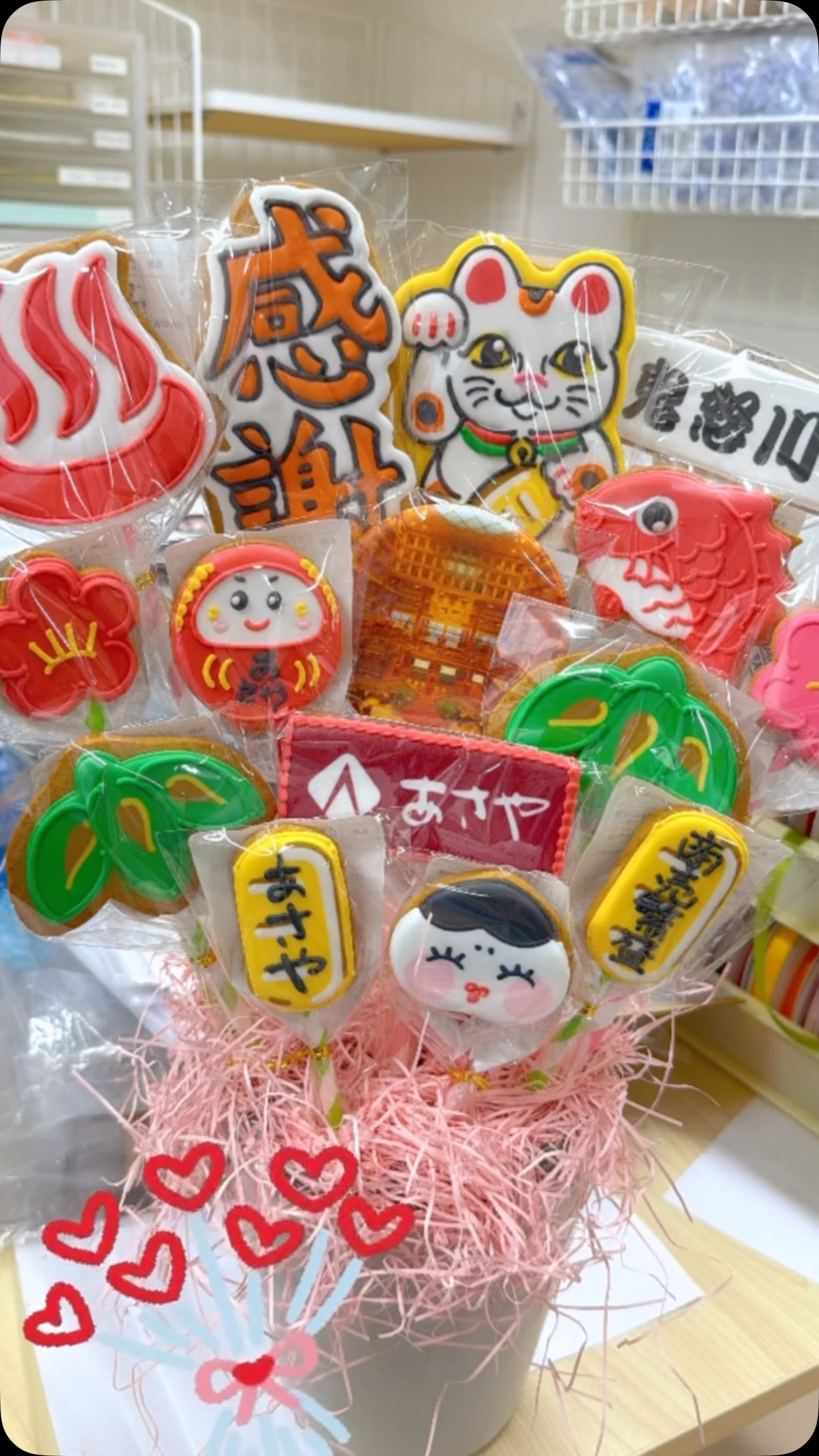 鬼怒川温泉 
あさやホテル様へ️

女将様への贈り物として
SUGARFOLIAのアイシングクッキーを
お選びいただきました

温泉マークや招き猫、だるま、鯛など
「あさやホテル様」をイメージしたモチーフを
ぎゅっと詰め込んだ
特別なスタンドギフトクッキー

大切な方への贈り物に選んでいただけること、
本当に嬉しく光栄です。

素敵なお写真までいただきました🥹️
ありがとうございます！

贈る方の「おめでとう」や「ありがとう」の気持ちを
クッキーにしてお届けできるのも、
アイシングクッキーの素敵なところ。

この度は大切な贈り物に
SUGARFOLIAをお選びいただき、
ありがとうございました