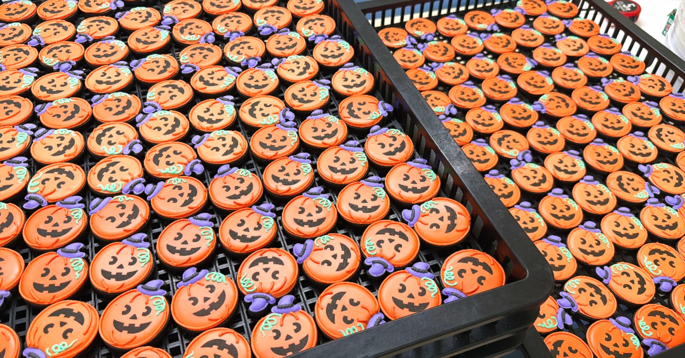 ハロウィン限定|パンプキン アイシングクッキー
ちょっぴりいたずらっぽい表情がかわいい、
SUGARFOLIAオリジナルデザインの
ハロウィン限定アイシングクッキーです
クッキー生地には、香ばしくほろ苦いブラックココアを使用。
アイシングならではのぷっくりとした立体感を楽しみながら、
サクッと軽い食感で、甘さは控えめに仕上げました。
魔女の帽子をかぶったパンプキンのお顔は、
SUGARFOLIAだけのオリジナルデザイン。
かわいいだけじゃなく、
ちゃんと「食べておいしい」ことも大切にしています。
パッケージは、ハロウィンデザインが映える
ちょっぴり特別感のあるシルバー仕様
そのまま渡してもかわいいので、
お友達へのちょっとしたプレゼントや、
ハロウィンパーティーのお配りギフトにもおすすめです。
「Happy Halloween!」の気持ちと一緒に、
小さなクッキーをひとつ。
商品仕様
ブラックココアクッキー/アイシング仕上げ
パッケージサイズ:縦 約17cm
※ひとつひとつ手作業で仕上げているため、表情や仕上がりには多少の個体差がございます。