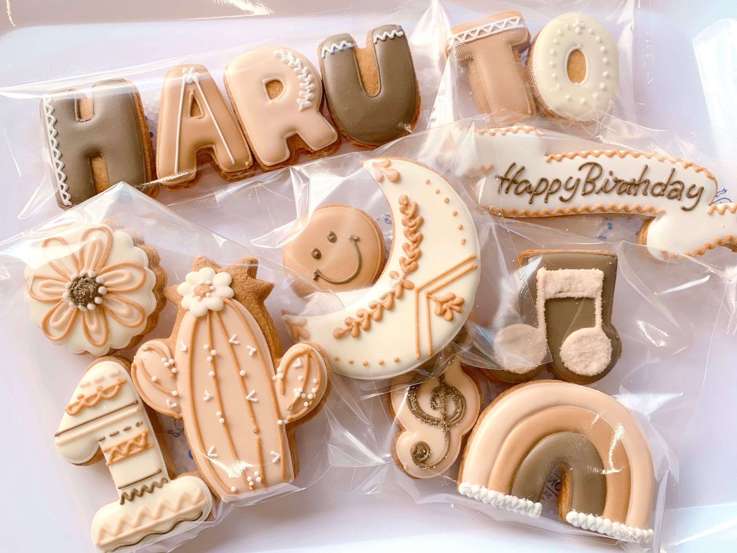 BIRTHDAY COOKIE SET
世界にひとつのお誕生日を、もっと特別に。

一年に一度の、大切なお誕生日。

「今年はどんなお祝いにしよう？」
「どんなケーキにしようかな？」

そんな準備の時間も、ワクワクする思い出にしてほしいから。

SUGARFOLIAでは、お名前や年齢、好きなモチーフを組み合わせたオリジナルのお誕生日クッキーセットをお作りしています

 バースデーケーキのデコレーションに

 パーティーのテーブルコーディネートに

📸 記念撮影のかわいいアイテムに

 お誕生日プレゼントに添えて

お好きなカラーやテーマに合わせて、ひとつひとつデザインいたします。

ケーキトッパーとして使いたい場合は、オプションでスティックをお付けすることも可能！

いつものケーキに飾るだけで、世界にひとつのバースデーケーキに早変わり♡

お祝いが終わったら、みんなでおいしく食べられるのもクッキーならでは。

写真にはその日の笑顔を。
記憶には、みんなでお祝いした幸せな時間を♪

※著作権・肖像権に関わるキャラクター、ロゴ、人物のお写真などのデザインは、権利者の許諾が確認できない場合、製作をお受けできません。

キャラクターそのものの再現ではなく、好きなカラーや世界観、オリジナルのモチーフを取り入れたデザインは可能です♡

ぜひ自由なアイデアをお聞かせください

その年齢のお誕生日は、一生に一度だけ。

大切な一日を、SUGARFOLIAのクッキーで彩ってみませんか？

ご希望のテーマやカラー、ご予算など、お気軽にご相談くださいね！