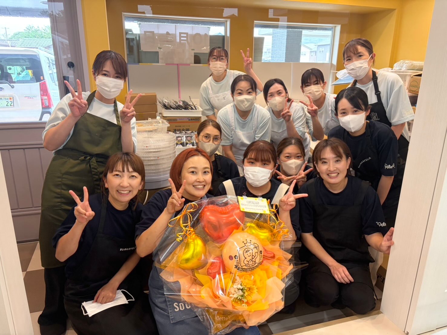 OPENまでの道のり|DAY5
「スタッフと作るSUGARFOLIA。」
昨日はオープン前日。
朝から全員フル回転で、
投稿する余裕すらないほどの一日でした
SUGARFOLIAは現在、
役員2名、社員2名、パートスタッフ10名、
そして必要な時に力を貸してくれるアルバイトスタッフ。
たくさんの人の力で成り立っています。
昨日もスタッフ総出で準備。
「手伝います!」と自分たちから声をかけてくれて、
本当に遅い時間まで残ってくれました。
みんな、本当にありがとう。
私は仕事になると、
細かいところまで気になってしまうし、
「もっとこうしたい」
「ここは絶対に妥協したくない」と、
ついつい熱くなってしまいます。
ゼロから新しいものをつくること。
そして、この人数のスタッフと
その仕事や生活を背負いながら前に進むこと。
正直、プレッシャーでいっぱいになって
心に余裕がなくなる時もありました。
それでもみんなが、
「社長が何を作りたいのか」
「SUGARFOLIAをどんなお店にしたいのか」
それを理解しようとして、
一緒に形にしようとしてくれていることは
ちゃんと伝わっています。
昨日、みんなで準備をしている姿を見ながら
改めて思いました。
私は、一人ではここまで来られなかった。
そしてもう、SUGARFOLIAは
「私のお店」ではないんだな、と。
みんなで考えて、
みんなで作って、
みんなで守っていく。
SUGARFOLIAは、みんなのお店です。
ここで働くことに誇りを持ってほしい。
楽しくて、やりがいがあって、
「こんな素敵な仕事ができてよかった」
そう思ってもらえる場所にしたい。
お客様に愛されるお店であることはもちろん、
ここで働くみんなにも愛されるお店でありたい。
そのために私は、
この場所と、SUGARFOLIAというブランドを
これからもしっかり守っていこうと思います。
そして昨日、スタッフのみんなから
素敵なバルーンまでいただきました
嬉しかったー!!
本当にありがとう。
2010年から続いてきたSUGARFOLIA。
今日からまた、
みんなで新しいスタートです。
いつも本当にありがとう。
そして、これからもよろしくね。
さぁ、いよいよ本日。
2026.10.1
NEW SUGARFOLIA OPEN!