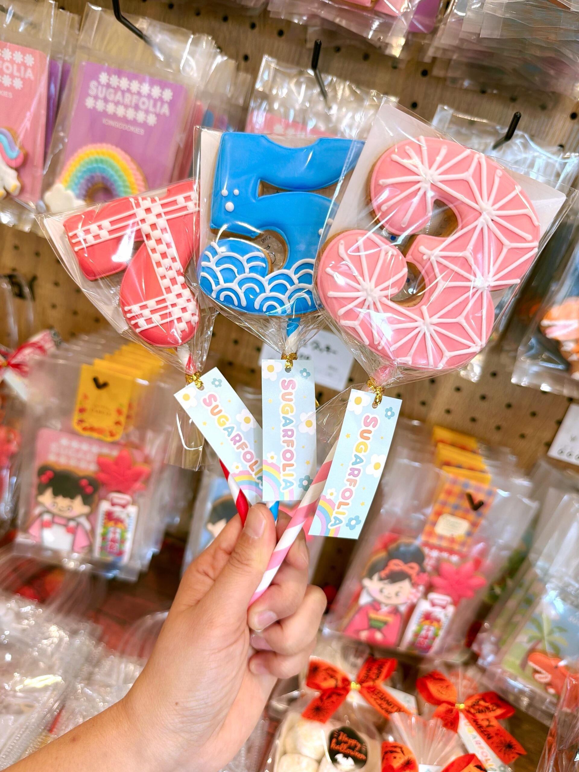「こんなに大きくなったね」
その笑顔と一緒に残したい、753ナンバースティック
七五三のお祝いにぴったりな
和柄のアイシングクッキーができました
「7」は赤の格子柄
「5」は青の波模様
「3」はピンクの麻の葉柄。
お子さまの年齢に合わせて選んで、
晴れ着姿の記念撮影に
小さな手で持つ姿も、きっとかわいい思い出に。
撮影のあとは、おいしいお祝いのおやつとして。
七五三を迎えるお子さまへの
ちょっとしたプレゼントにもおすすめです
大切な成長の節目に、
クッキーで彩りを添えてみませんか?
店頭でぜひご覧ください
────────────
SUGARFOLIA|シュガーフォリア
アイシングクッキーと焼菓子ギフトのお店
足利市朝倉町 パークハイム1F
赤い自販機が目印です。
────────────